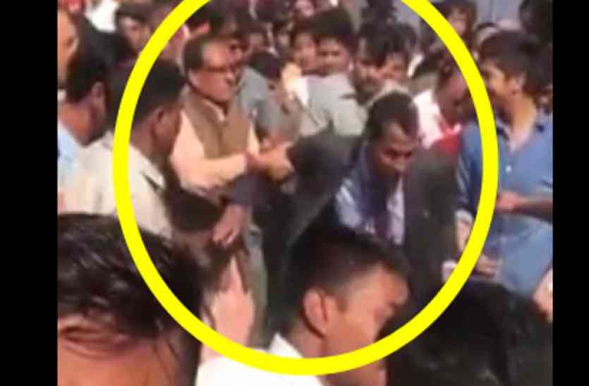 cm MP के सीएम को आया गुस्सा, भरी सभा में युवक को जड़ दिए थप्पड़, देखें VIDEO