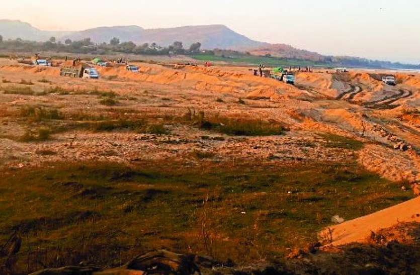 Major operation by mining dept in Singrauli and seven vehicle seized सिंगरौली में रेत खदानों और अवैध डंप पर खनिज विभाग की बड़ी कार्रवाई, सात वाहन जब्त