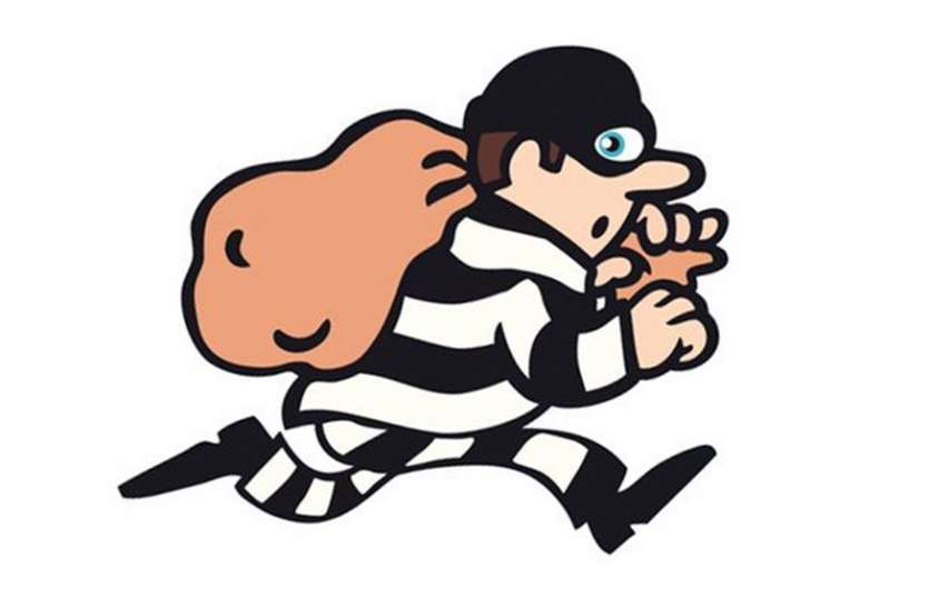 Theft in the house वैवाहिक आयोजन में शामिल होने गए थे घर के लोग, लौट कर आए तो उड़ गए होश