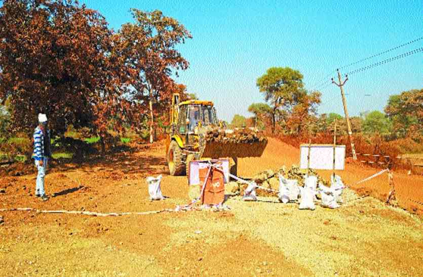 Road accident बिना सूचना बोर्ड वाले पुल के लिए खोदे गड्ढे में बाइक सहित गिरा युवक, मौत