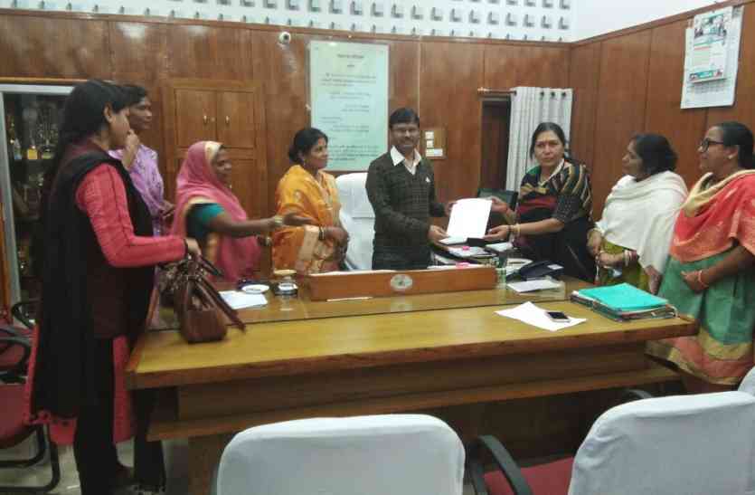 Collector now takes action on the liquor contractors कलेक्टर साहब अब तो शराब ठेकेदारों पर करो कार्रवाई...