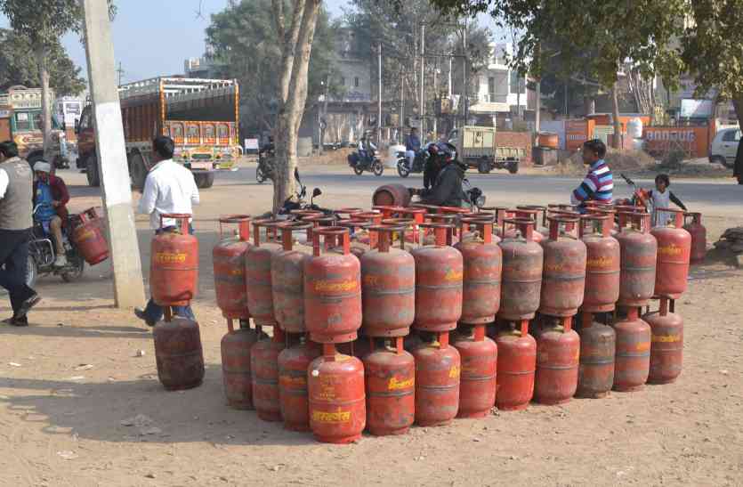 gas cylinder are put on roads in alwar राजस्थान में गैस एजेन्सियां कर रही जनता की जान से खिलवाड़