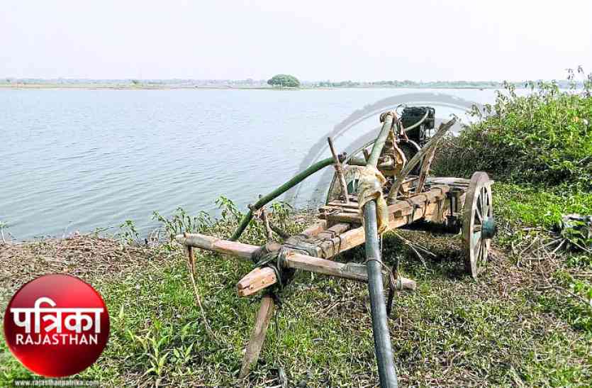 banswara latest news डूंगरपुर : आंगन में पानी, पर राह में बाधाएं हजार, खेतों की प्यास बुझाने को किसान है लाचार