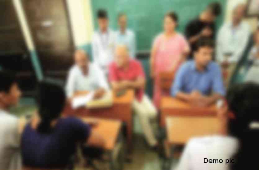 banswara news बांसवाड़ा : नशे में स्कूल के स्टाफ रूम में पहुंचकर की गाली गलौच, पत्थरबाजी, घंटी बजाकर बच्चों को भगा दिया