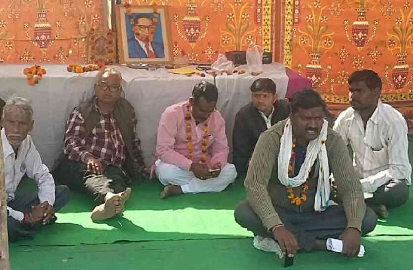 #BREAKIN NEWS Do not get justice in your own government in three month #BREAKING NEWS अपनी ही सरकार में तीन माह में भी नहीं मिला न्याय, जानिए पालिकाध्यक्ष क्यों बैठा धरने पर