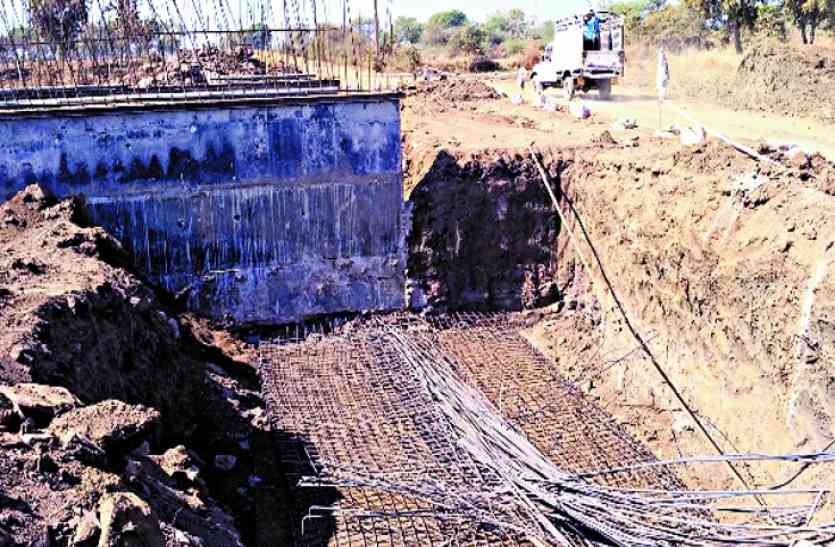 Road construction निर्माणाधीन पुल की मिट्टी धसकने से मजदूर गिरा सरिया पर, मौके पर ही मौत