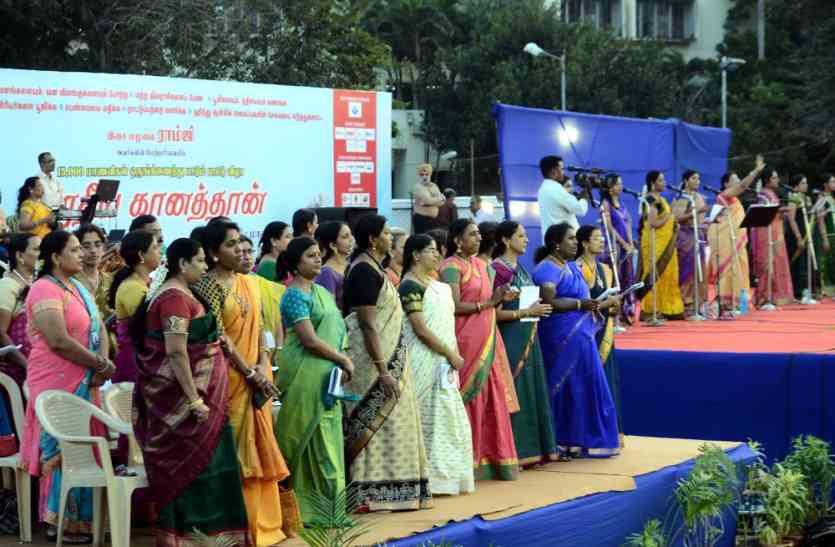 25 thousand girls sing in different languages, including Tamil, Hindi! तमिल, हिन्दी सहित अन्य भाषाओं में 25 हजार छात्राओं ने गाया गाना!