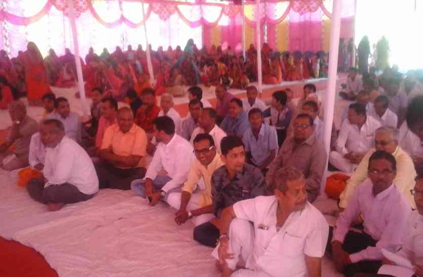 सवाना में चम्पा वाड़ी परिसर में आयोजित मंदिर के सोलहवीं वर्षगांठ समारोह में मौजूद श्रद्धालु मरुधरा के इस मंदिर की वर्षगांठ पर उमड़ा एेसा जन सैलाब की जगह पड़ गई कम, पढिए पूरा समाचार