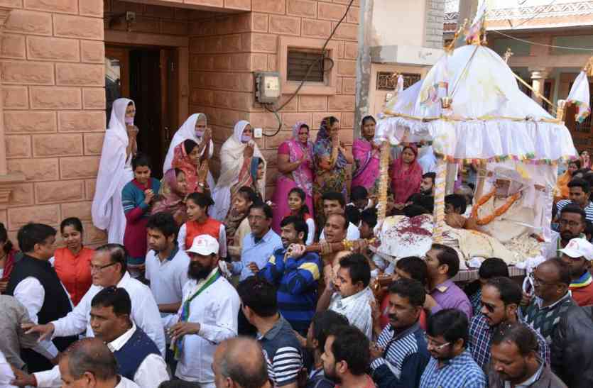 जैन साध्वी के अंतिम दर्शन में उमड़ा जन सैलाब, सजल आंखों से दी अंतिम विदाई, पढि़ए पूरी खबर जैन साध्वी के अंतिम दर्शन में उमड़ा जन सैलाब, सजल आंखों से दी अंतिम विदाई, पढि़ए पूरी खबर