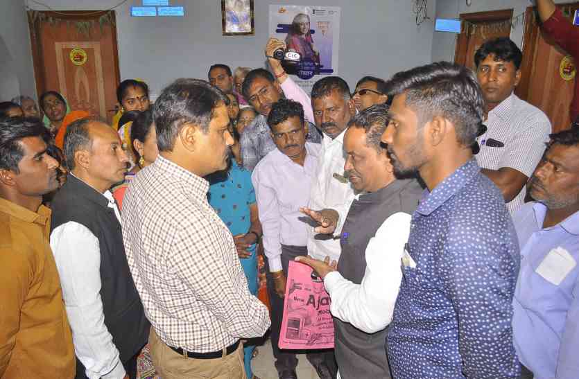 Demanding a riot Deputy Leader danga bhadkane ki baat par bhadke दंगा कराने की बात सुनकर भड़के उपप्रतिपक्ष नेता