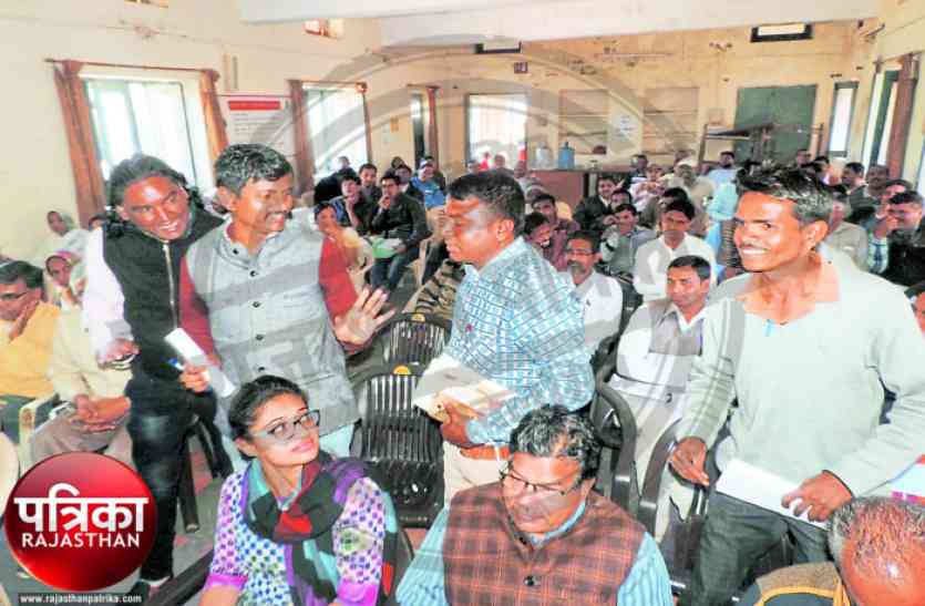 news डूंगरपुर : ‘जलदाय राज्यमंत्री के क्षेत्र में एक साल में एक हैण्डपंप भी नहीं लग सकता क्या..?’