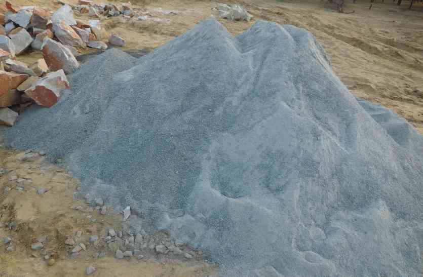 BUILDING MATARIAL हो रहा था गलत काम, हिदायत देकर लगाई रोक