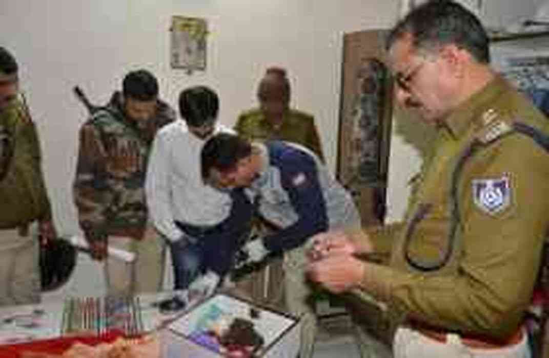 thieves tried to stole goods from electronic shop in alwar thieves tried to stole goods from electronic shop in alwar