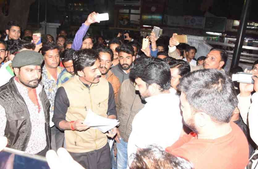 patrika पद्मावत को लेकर करणी सेना की गांधीगिरी, साथ ही चेतावनी भी