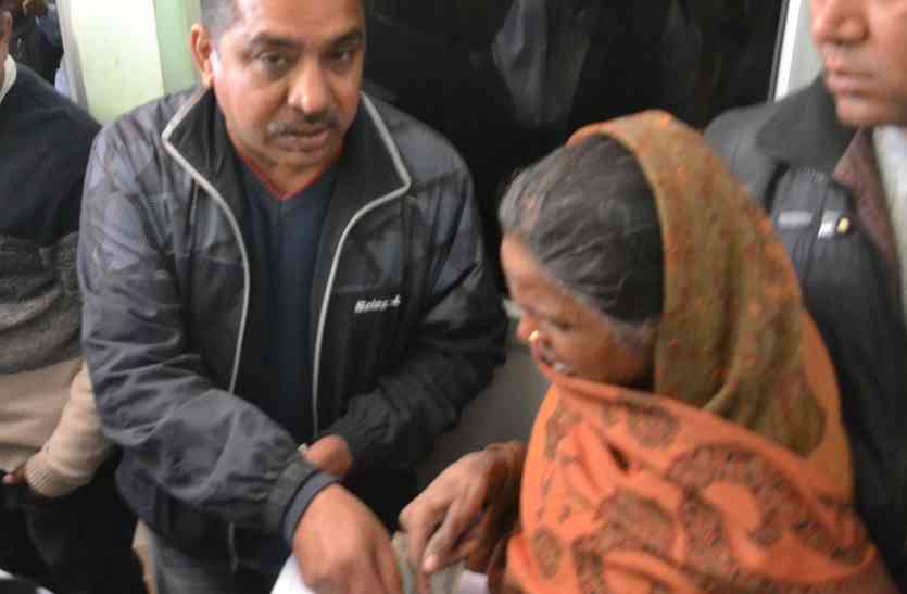 code of conduct in charge ask answer from old women in money case अलवर में भाजपा नेता द्वारा पैसे दिए जाने के मामले में अब आई बड़ी खबर, मचा हड़कंप