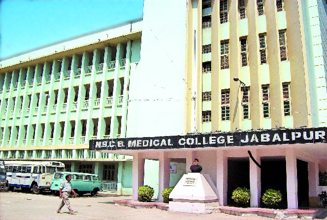 medical college,hostage appeals for help,hostage,junior doctors ,mortgage,junior doctor,Junior Doctors Association news,medical college jabalpur, मेडिकल अस्पताल में जूनियर डॉक्टर ने युवक को पीटा, मरीज की मां और पिता को बनाया बंधक