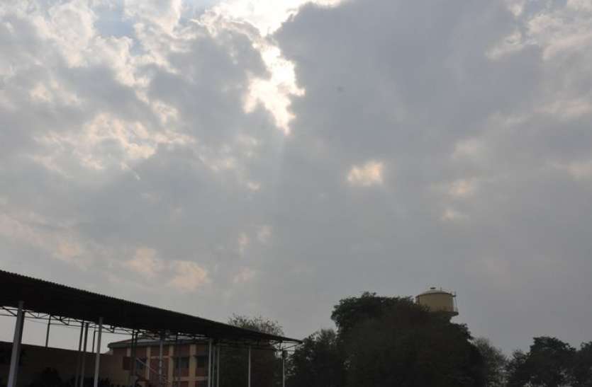 cloudy weather बादलों के पहरे के साथ सताने लगी धूप
