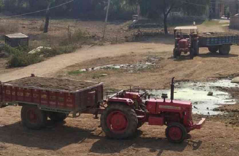 avaidh bajaree parivahan par dikhaee sakhtee trakon par 2 laakh 92 ha अवैध बजरी परिवहन पर दिखाई सख्ती, ट्रकों पर 2 लाख 92 हजार जुर्माना