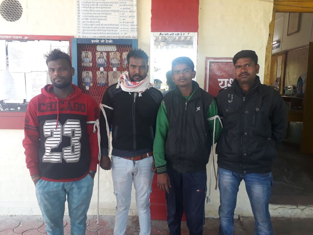 Luggage in trains selling accused safety of passengers in danger आरोपी बेच रहे ट्रेनों में सामान, खतरे में है यात्रियों की सुरक्षा