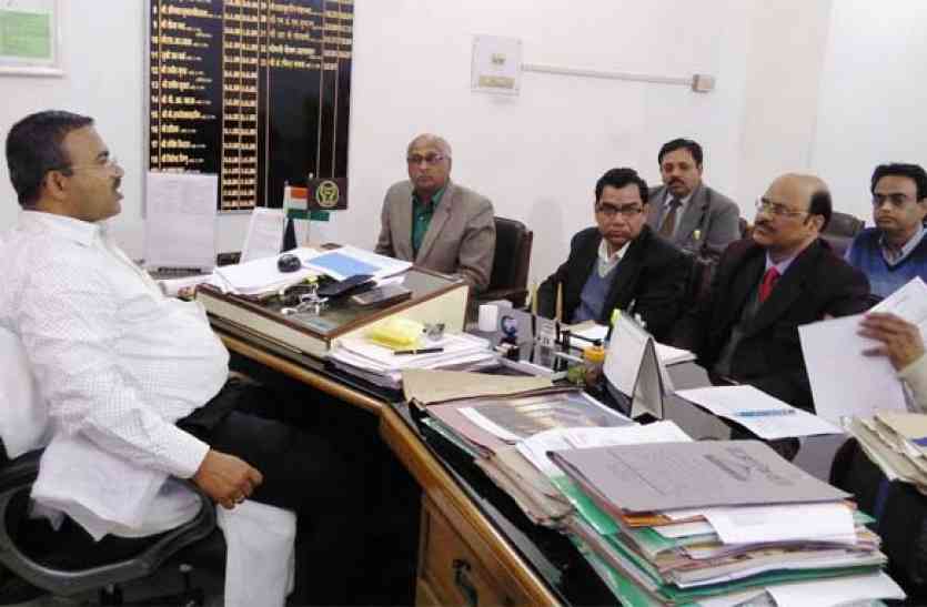 azamgarh बड़ी खबर : बलिया का बाबू निलंबित, कई कर्मचारियों पर लटकी बर्खास्तगी की तलवार