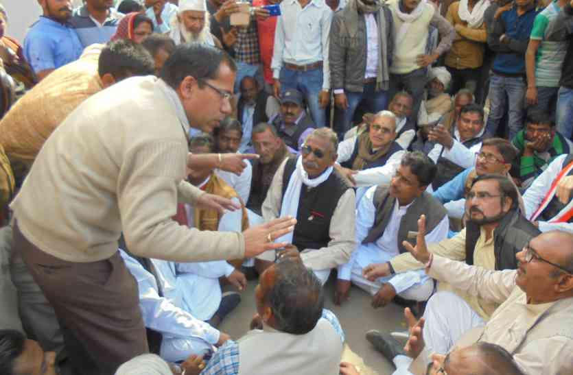 collector, congress, movement, gyapan, datia news in hindi, mp news ऐसा क्या हुआ कि कलेक्टर को लौटना पड़ा हेलीपेड से...?