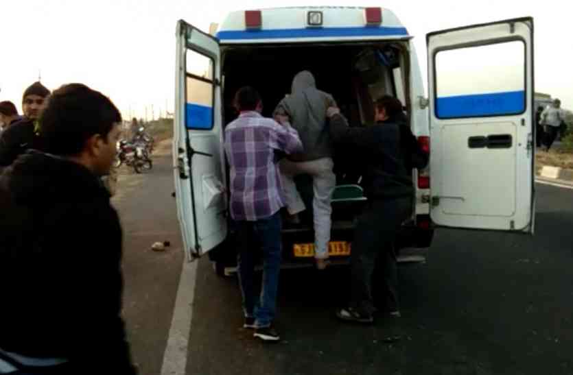 Road accident रिक्शा व कार की भिड़ंत में तीन की मौत