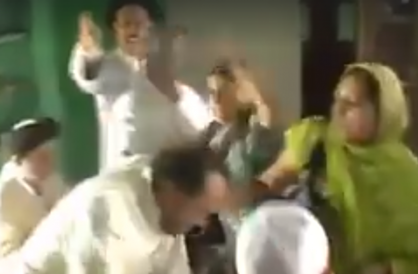 maulana वीडियो: तलाक स्पेशलिस्ट मौलानाओं की हुई धूंआधार धुनाई, महिलाओं ने दफ्तर में ही उतारी आरती