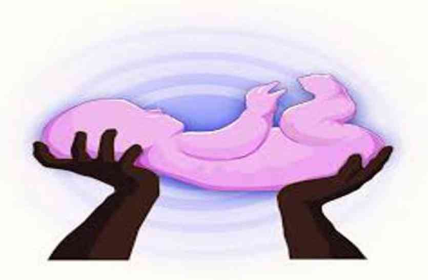 Newborn found in rickshaw रिक्शा में लावारिश मिला नवजात