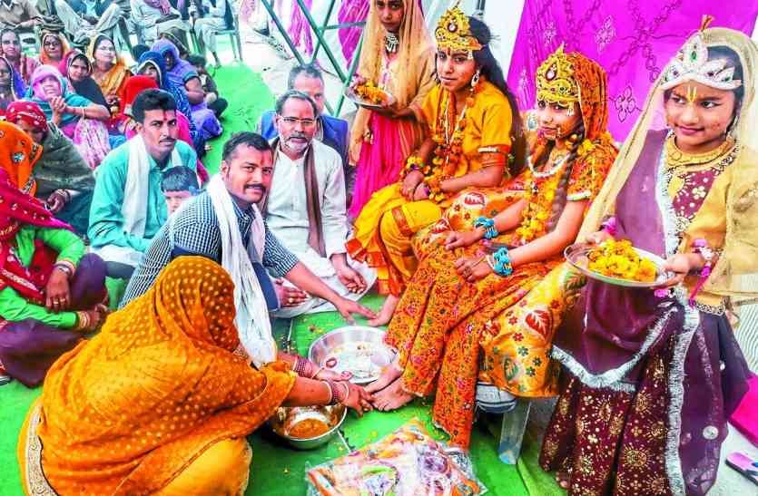 कथा व कृष्ण के विवाह संगीतमय श्रीमद् भागवत कथा में कृष्ण-रूक्मिणी विवाह प्रसंग सुनाया