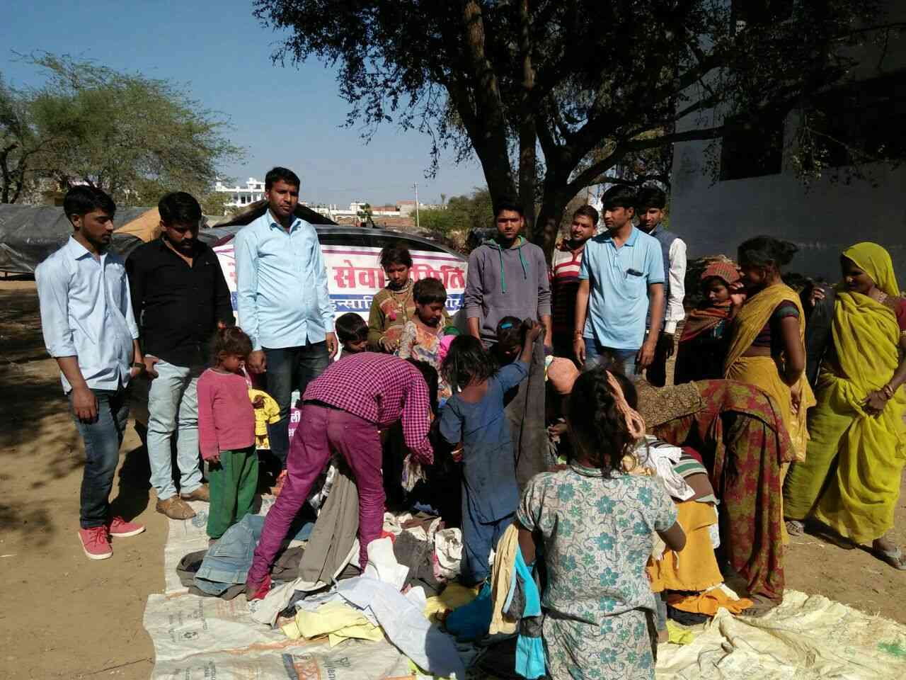 Distributed clothing for the needy people to prevent colds Distributed clothing for the needy people to prevent colds