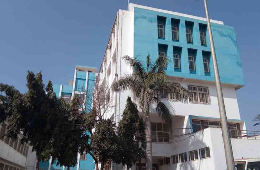 District Hospital, Maternity, Doctor, Arbitrarily, Negligence, DNC, shivpuri news, shivpuri news in hindi, mp news प्रसूता को टेबल पर छोड़ घर चली गई डॉक्टर