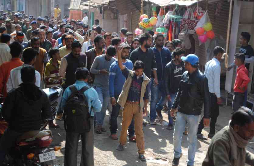 Padmavati, Opposition, Talkies, Market Closing, Resentment, shivpuri news, shivpuri news in hindi, mp news किसी भी टॉकीज में नहीं लगी फिल्म, फिर भी करणी सेना ने कराया बाजार बंद