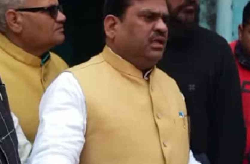 dirty politics of bjp mla योगी के विधायक का डर्टी पॉलिटिक्स, वायरल वीडियो देख रह जाएंगे दंग