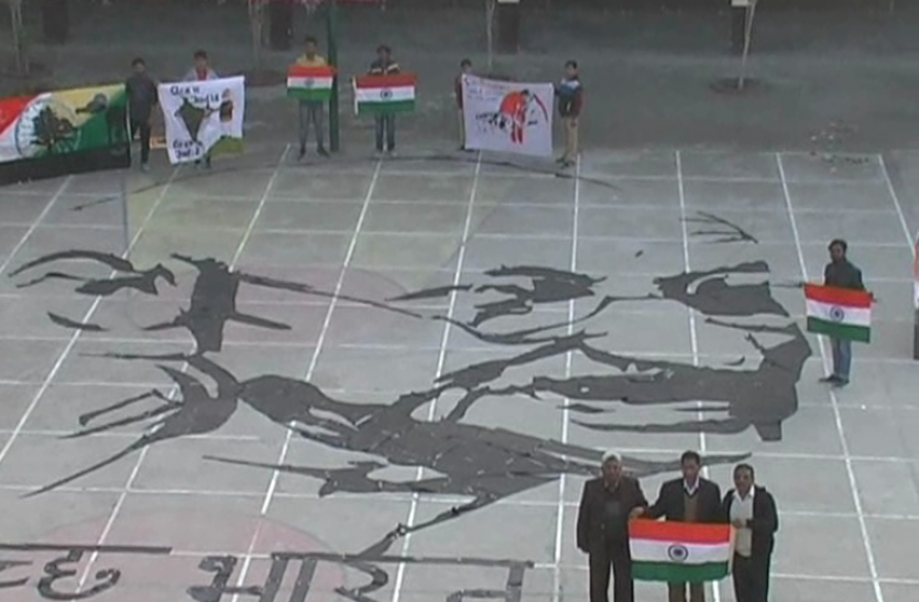 moradabad news REPUBLIC DAY SPECIAL: यहां के छात्रों ने पुराने अख़बारों से लिख दी स्वच्छता की नयी इबारत