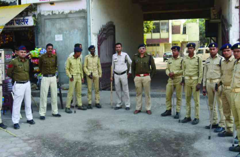 अनहोनी की आशंका से टॉकिज में रहा पुलिस का पहरा, बिना किसी भय के दर्शकों ने देखी ये फिल्म, पढि़ए खबर... अनहोनी की आशंका से टॉकिज में रहा पुलिस का पहरा, बिना किसी भय के दर्शकों ने देखी ये फिल्म, पढि़ए खबर...