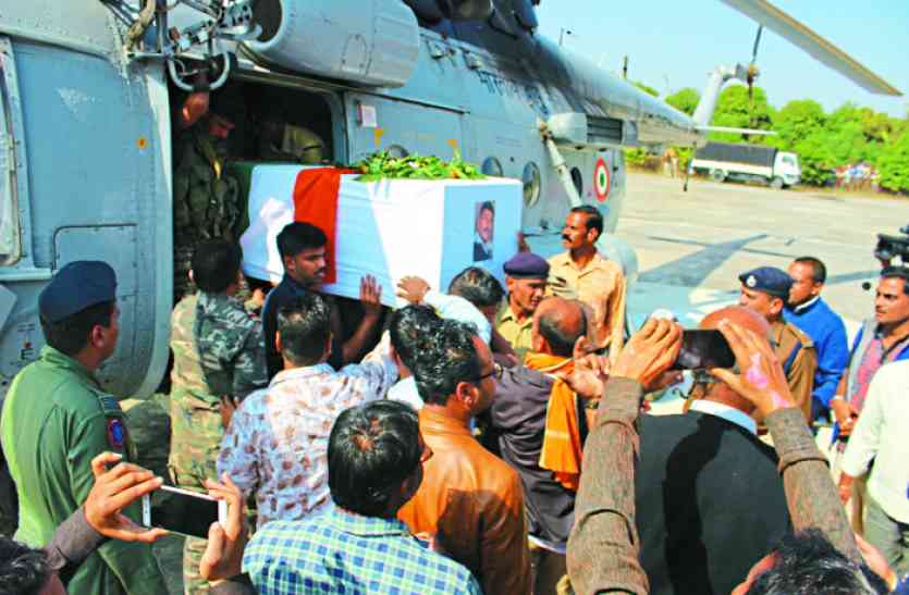 shahid शहीद विनोद का शव देख फफक पड़े लोग, नम आंखों से दी विदाई