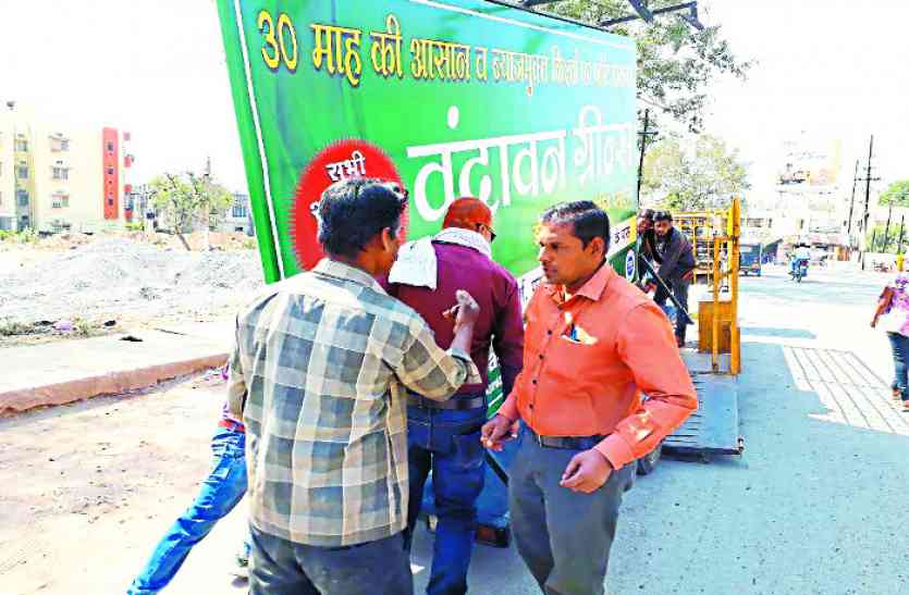 E-Riksha सड़कों पर विज्ञापन बोर्ड लगाकर प्रचार कर रहे दो ई-रिक्शा को किया जब्त, पढ़े पूरी खबर