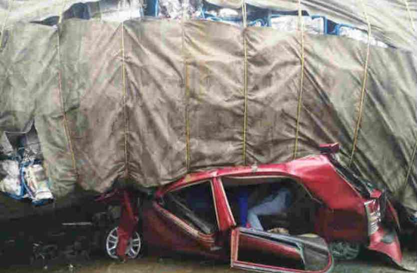 Breaking, live update of Road accident, Agra fatheabad road, Accident, Accident in agra, Accident on fatheabad road, fatheabad police, Crime news, Car accident, truck, sahkari bank etwah, firozabad आगरा में हुए दर्दनाक हादसे में इन परिवारों की चली गईं जिंदगियां