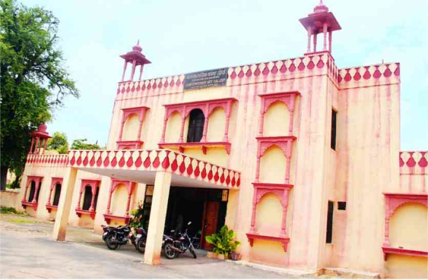 Art Exhibition Art Exhibition : लंगड़ी पव्वा, घर-घर खेल के साथ याद करेगे बचपन को