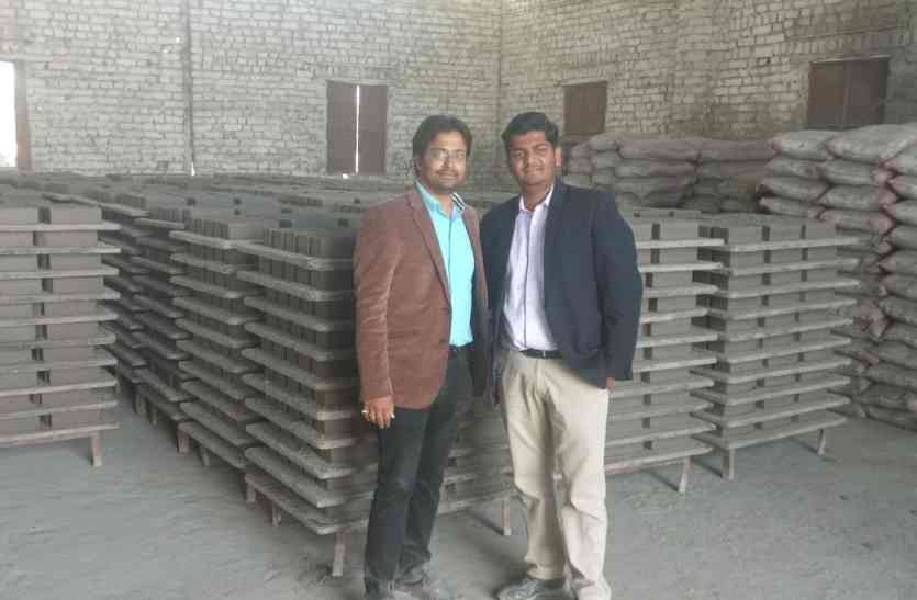 aseem and shubham प्रधानमंत्री मोदी के मेक इन इंडिया से प्रेरित उदयपुर के दो युवाओं ने लाखों का पैकेज छोड़कर चुनी अलग राह, पढ़ें इनकी कहानी