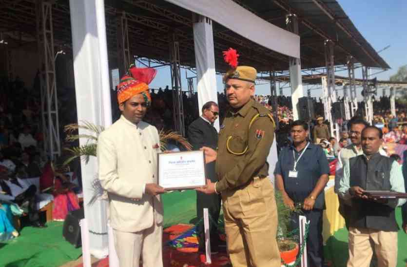 Republic Day ,celebrated, honored by 46 people बाड़मेर में धूमधाम से मनाया गया गणतंत्र दिवस, 46 जनों का हुआ सम्मान