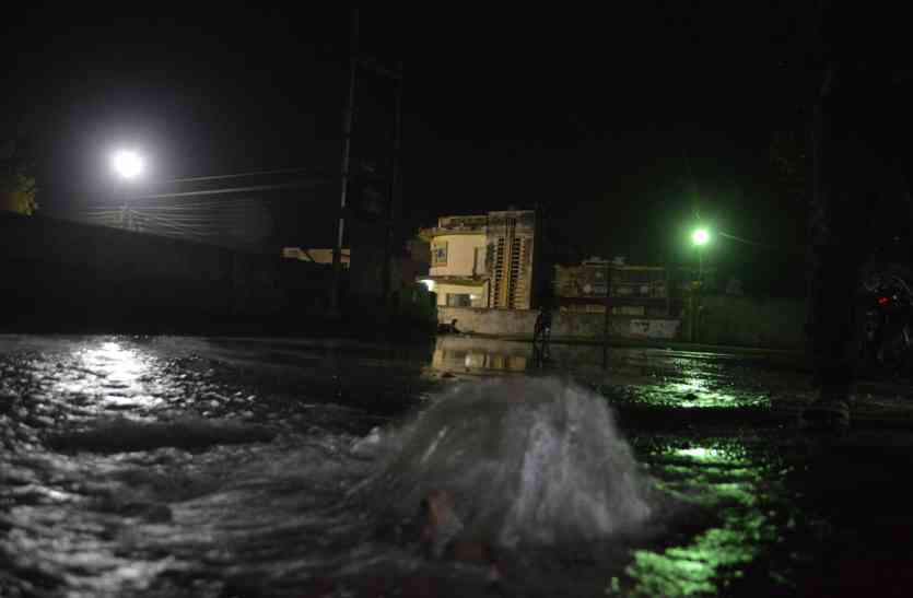 New pipeline foot, old cable boils down नई पाइप लाइन फूटी, पुरानी को केबल कंपनी ने फोड़ा