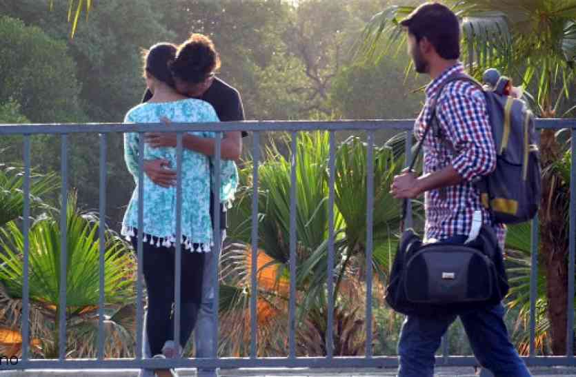 college girls with boy caught professor कॉलेज गर्ल्स और बॉयज की हर हरकत पर रहेगी प्रोफेसर की नजर