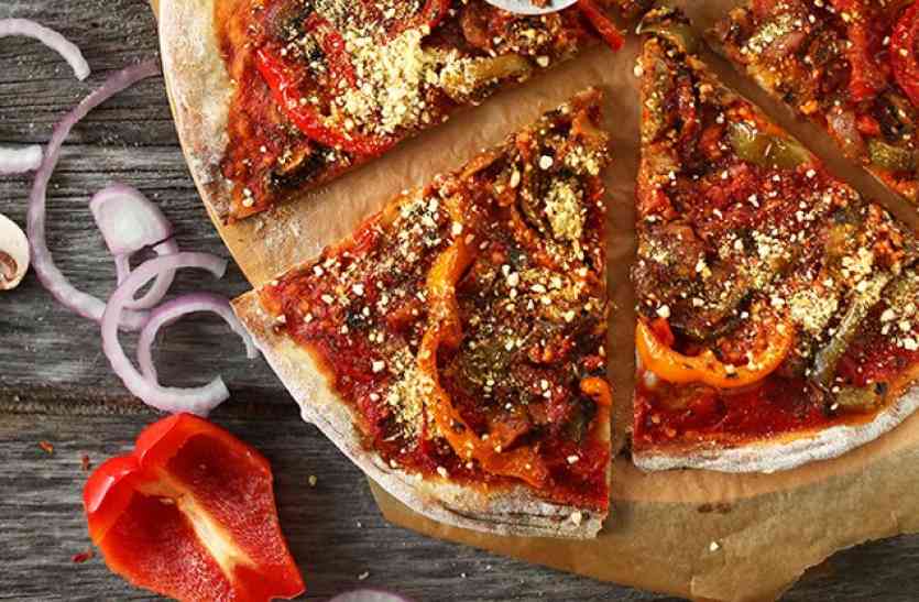 Double layered cheese veg crunch pizza recipe डबल लेयर्ड चीज वेजी क्रंच पिज्जा बन जाएगा पार्टी की जान