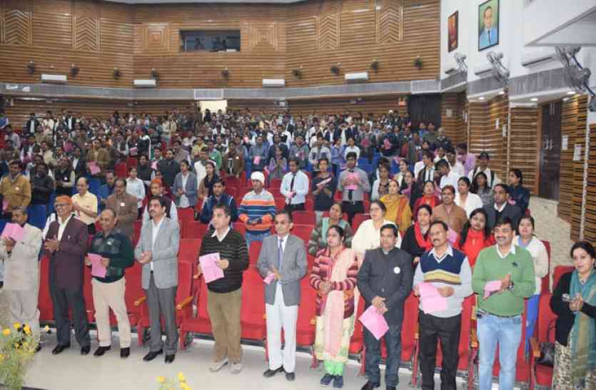 national voters day in bundelkhand university jhansi यूनिवर्सिटी में नाटक से किया जागरूक, कुलपति ने दिलाई शपथ