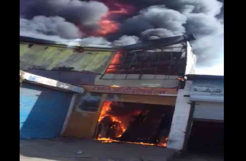 fire in godown बेल्डिंग की चिंगारी से गोदाम में लगी भीषण आग- पूरे इलाके में मचा हड़कंप, लाखों का हुआ नुकसान