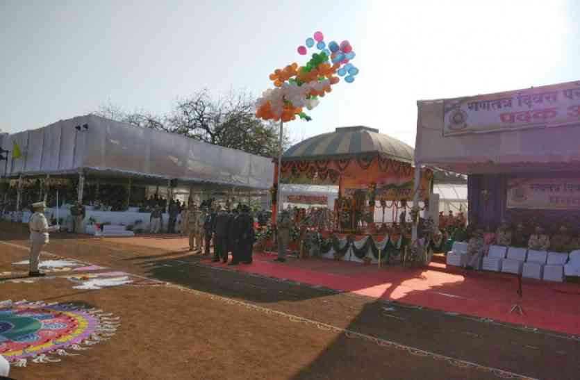 Republic Day 2018 Republic Day: तिरंगा फहराने के बाद राज्यपाल बलराम दास टंडन ने ली परेड की सलामी