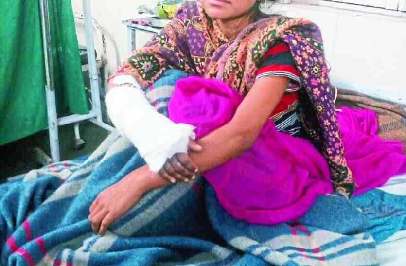the teacher beat the student in hoshangabad mp उसने इशारों में बताया स्कूल संचालक और शिक्षकों ने कैसे बेरहमी से पीटा...देखें वीडियो