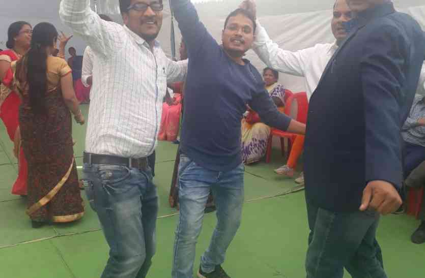 in the loud voice of the dj the doctor thomke with the hoshangabad जिला अस्पताल में डीजे की तेज आवाज पर डॉक्टरों और पैरामेडिकल स्टॉफ के ठुमके लगाने का वीडियो हो रहा वायरल