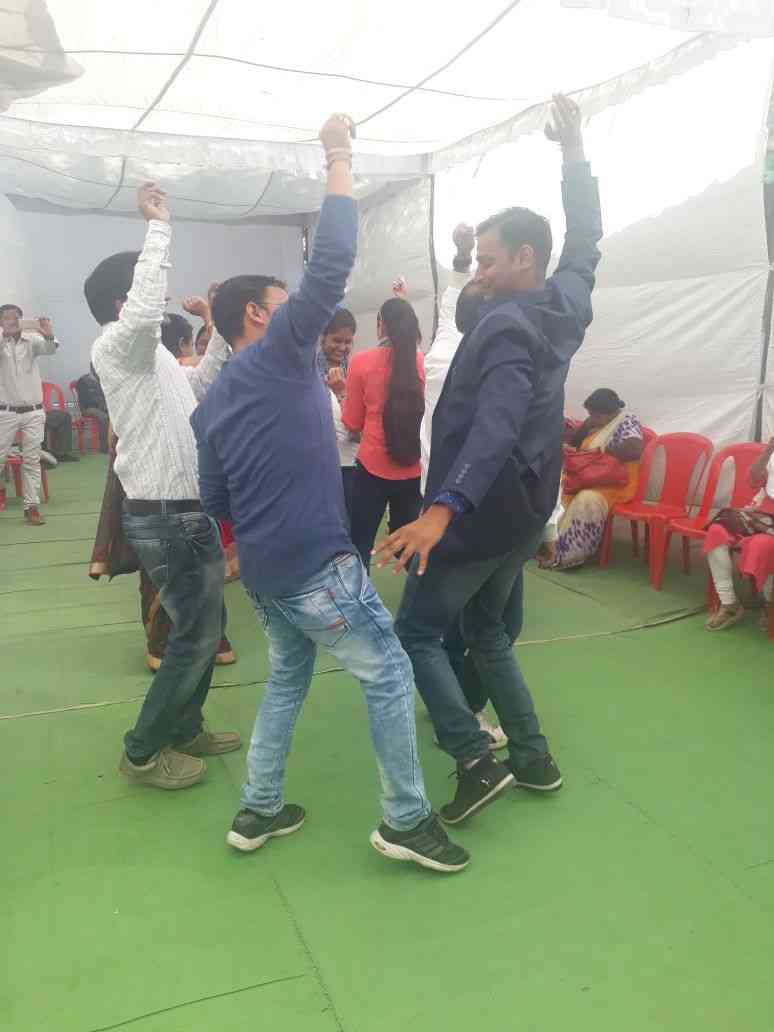 in the loud voice of the dj the doctor thomke with the hoshangabad